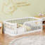 Structure de lit simple en bois avec clôture Wood-128986484-129181161