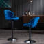 2 comptoirs bleus avec dossier et repose-pieds réglables pour les chaises de bar de cuisine en bleu, éclectique