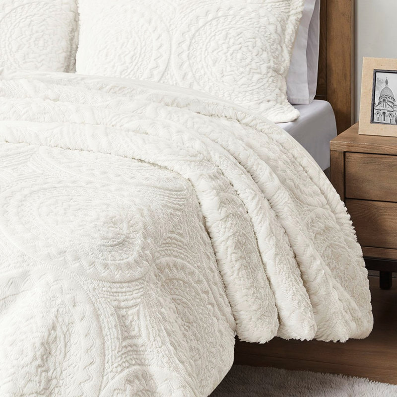 Édredon simple en fausse fourrure, motif médaillon brodé