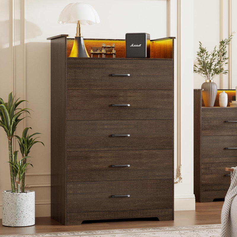 Commode 5 tiroirs pour chambre à coucher - Commode verticale de 51 po de hauteur avec éclairage à DEL et station de charge, grand meuble télé