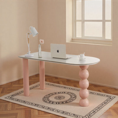 Bureau d'écriture de style crème avec des pieds roses