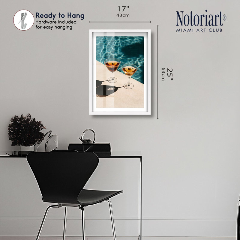 «Poolside Sips Shadowbox» par Notoriart, H 25 po x l 17 po, Blanc
