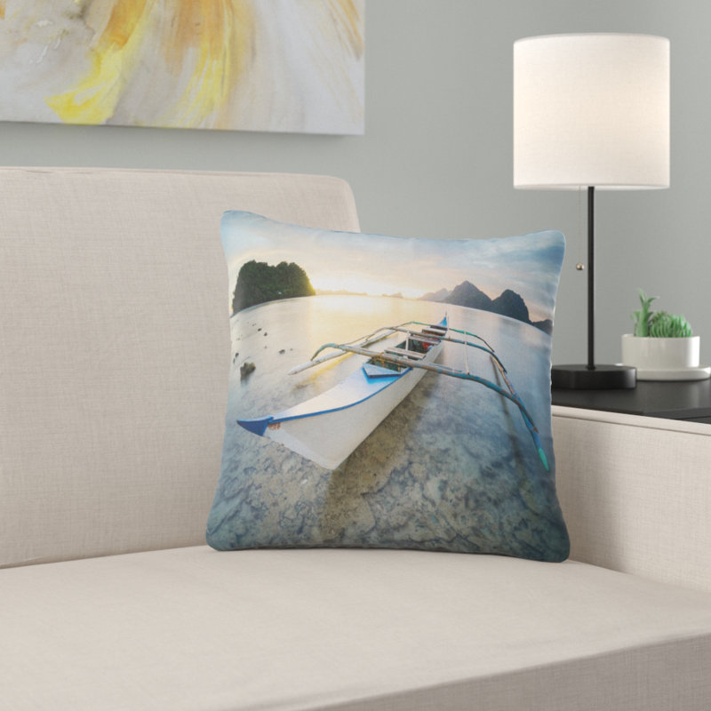 Bateau amarré au magnifique coucher de soleil - oreiller imprimé Sea & Shore, 18 po x 18 po, Coussin décoratif