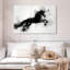 Cheval Brampt qui court en noir et blanc-107853906