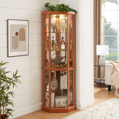 Vitrine d'angle lumineuse avec tablettes réglables en verre et dossier en miroir, idéale pour exposer des antiquités, du vin et plus encore dans les salons