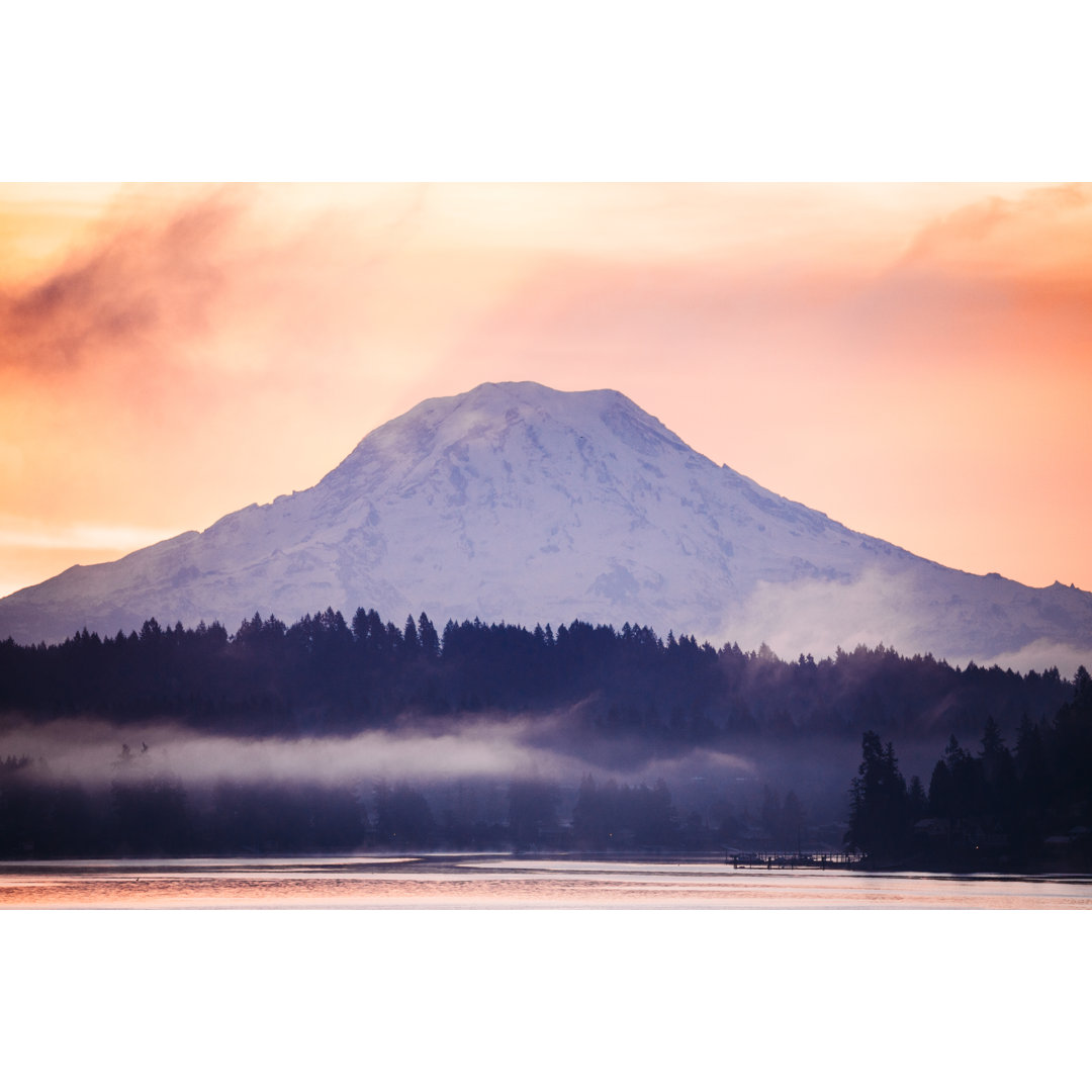 Mount Rainier von RyanJLane - Kunstdrucke auf Leinwand