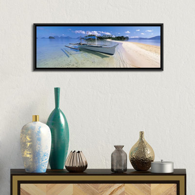 « fishing bateau moored on the beach, palawan, philippines », reproduction de photo sur toile