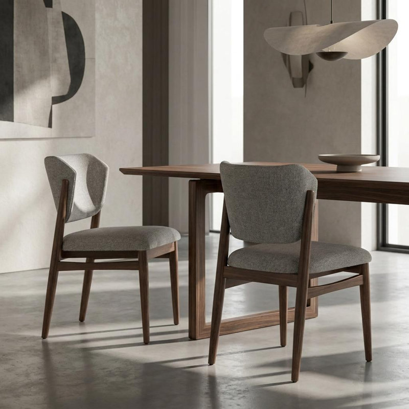 Ensemble de deux chaises de salle à manger en tissu gris et noir et bois massif