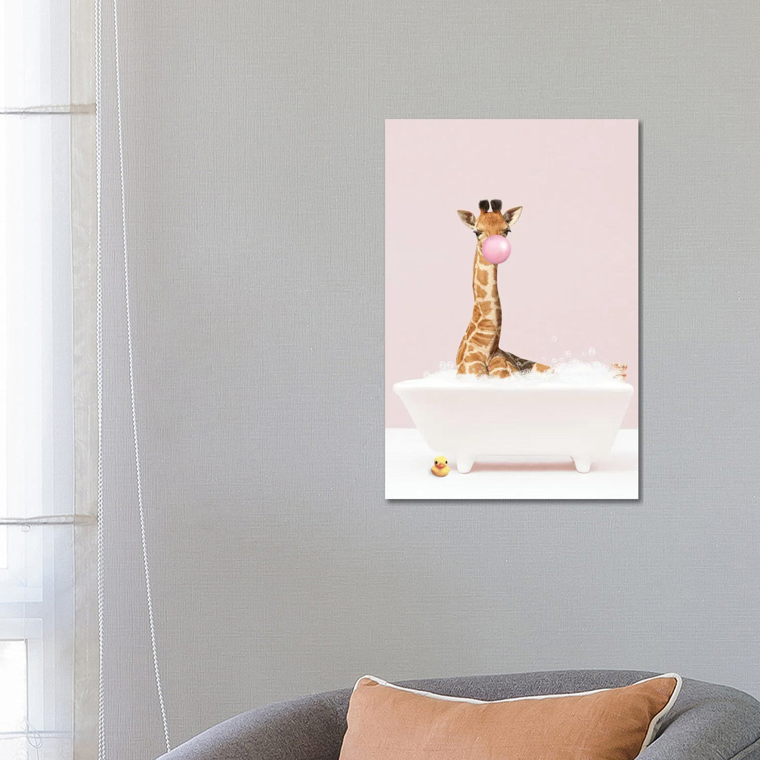 Baby Giraffe mit Bubblegum in der Badewanne