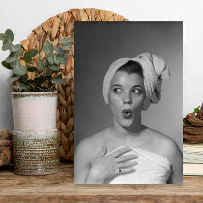 1950s, femme faisant une grimace, portant une serviette sur la tête, regardant de côté, art mural rétro classique rétro