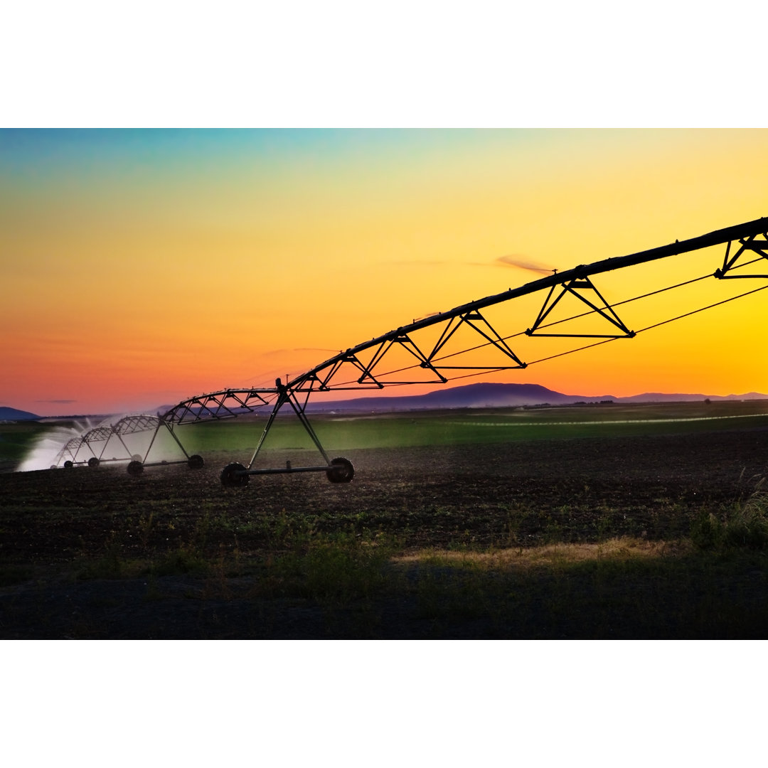 Sprühendes Wasser im Sonnenuntergang von Debibishop - Leinwanddrucke auf Leinwand