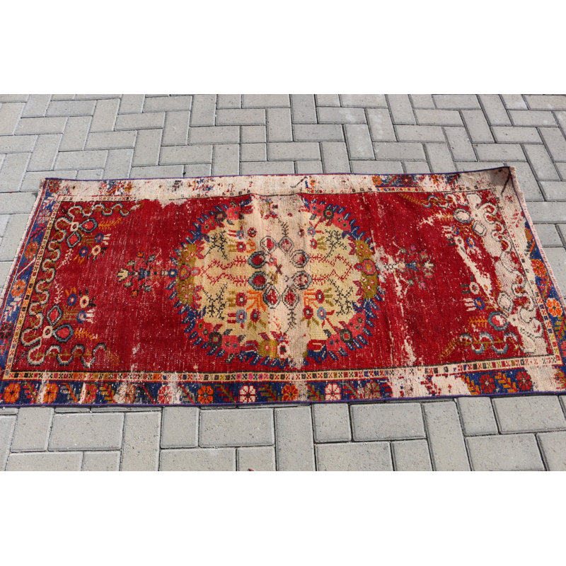 Découvrez le tapis turc qui ajoute une touche rétro à n'importe quelle pièce avec son accent rouge audacieux