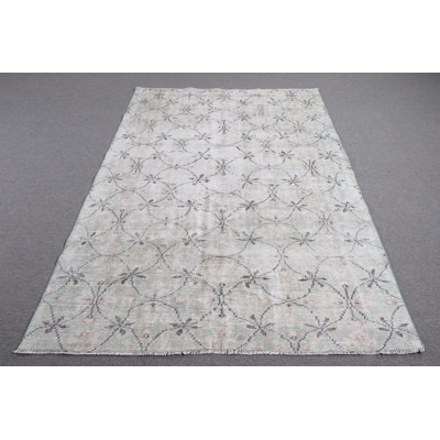 Tapis vert d'inspiration anatolienne de style rétro parfait pour la décoration de chambre à coucher avec une touche d'élégance turque et d'influences Beni Ourain