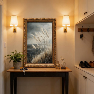 «Swaying Reeds Against Moody Coastal Sky» - Cadre mural rétro en or
