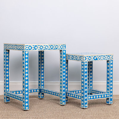 Tables gigognes