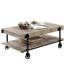 Table basse industrielle 1 pièce avec tablette inférieure ouverte, conception esthétique en bois reproduite, support de pieds en forme de roue, éléments de conception à lattes, apparence naturelle et noire, réplique de 25,18 po de largeur, roulette