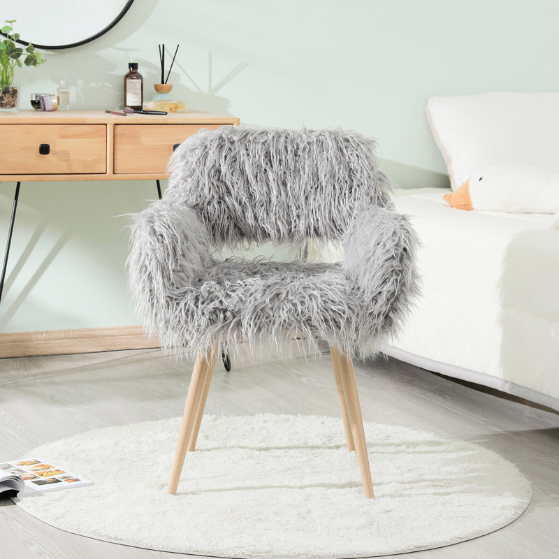 Chaise de salle à manger rembourrée en fausse fourrure grise avec pieds en métal et maquillage facile d'entretien