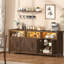 Buffet de 170 cm avec éclairage DEL et prises électriques, en noyer, avec 6 portes cannelées en forme de V et étagères réglables, pouvant servir de coin café ou de meuble TV.