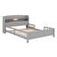 Lit plateforme en bois de style moderne avec lumières DEL, tête de lit avec rangement, garde-corps-620605339