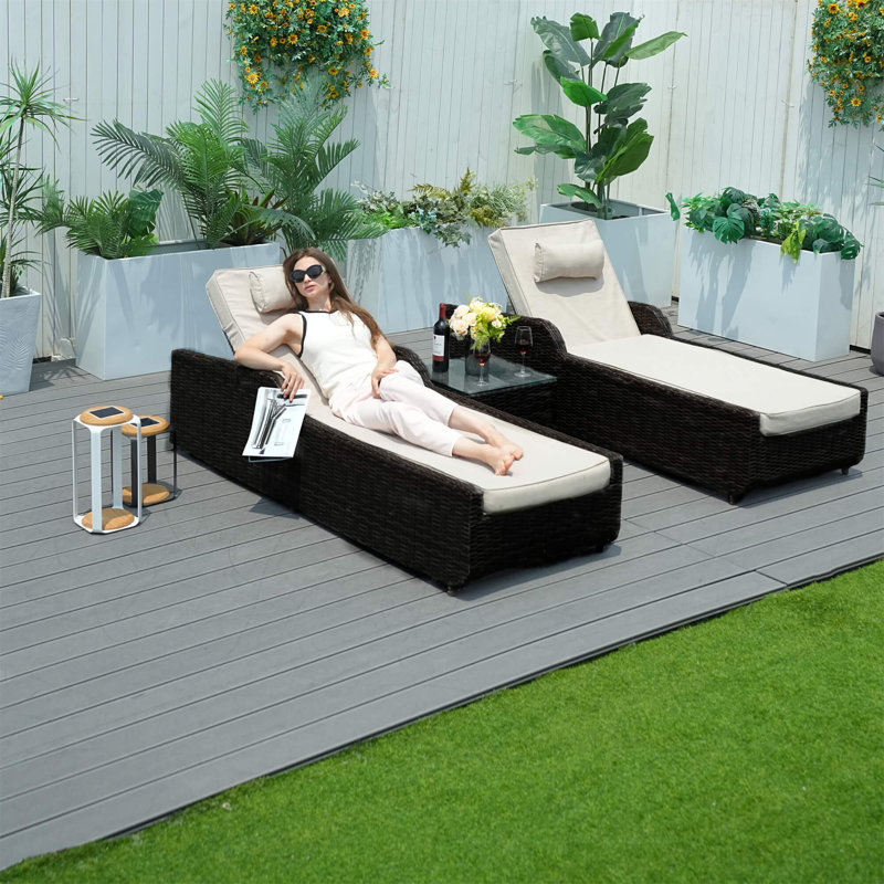 Chaise longue noire en osier avec roulettes, dossier réglable et coussins résistants à l'eau, structure en aluminium résistant à la rouille