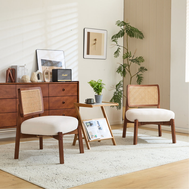 2 chaises longues beiges avec cadre élégant tissé et en bois pour le salon 2 pièces structure élégante intérieur