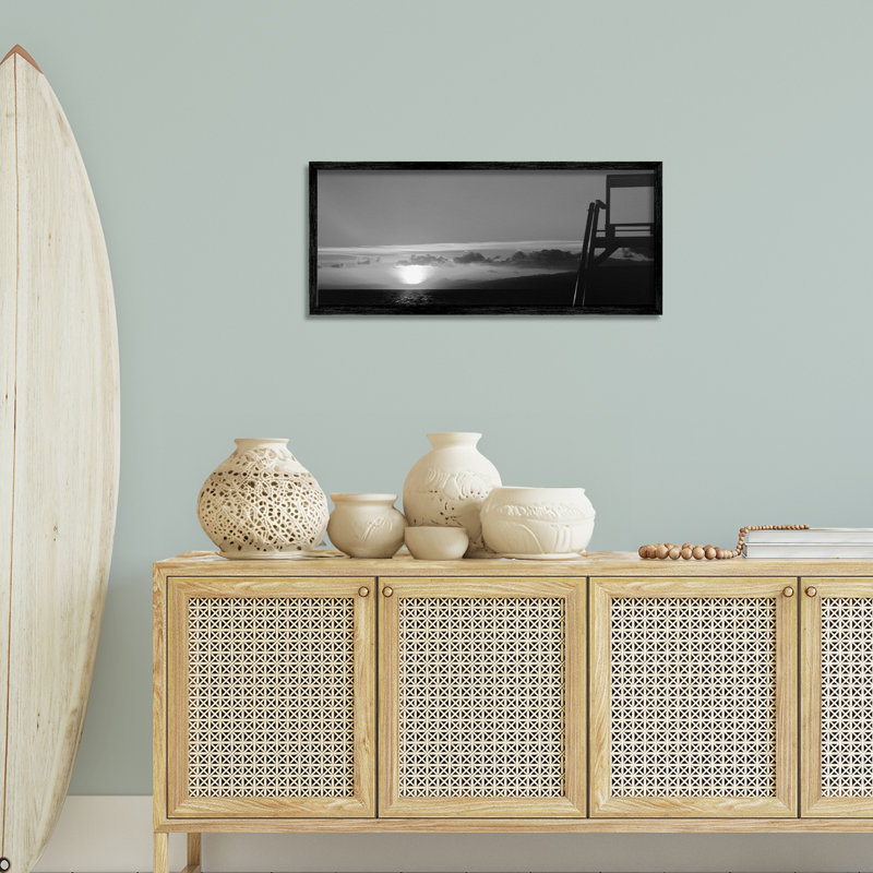 Sunlit Lifeguard Station, estampe numérique encadrée par Noah Bay bf-326, Giclée encadrée noir minuit, H 13 po x l 30 po