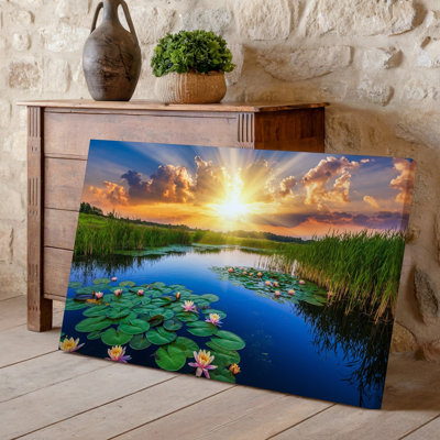 Toile, «Tranquil Pond Scene Illuminated By A Radiant Sun Its Wall Art», rayons dorés éclatant à travers un ciel vibrant rempli d'art sur toile