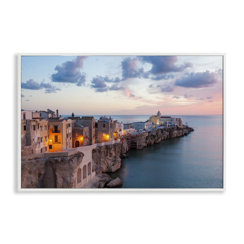 Coastal City Architecture, estampe numérique par Danita Delimont, Estampe numérique encadrée blanc bord de mer