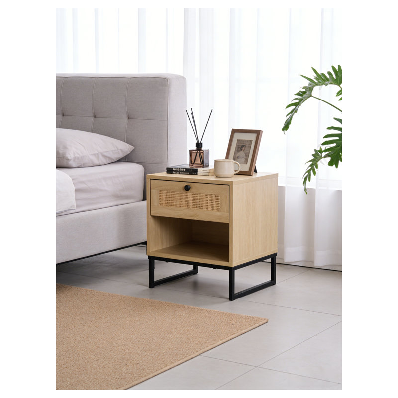 Table d'appoint Birch Coastal Modern avec tiroir, plateau en bois naturel et pieds en métal noir