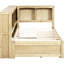 Lit de jour simple avec tiroirs de rangement, ports et installations pratiques dans les armoires de couleur bois-777026326