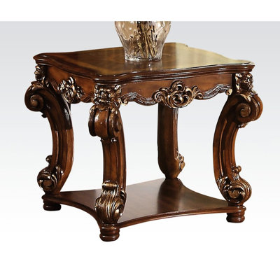 Table de bout en cerisier brillant avec surface carrée et tablette inférieure, décorée d'une garniture à volutes sur des pieds stables de tablier, tablette de 26 pouces de haut pour les magazines, ornée de haut, 31 de large