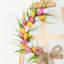 Couronne de fleurs artificielles de 35 cm (13,8 pouces) avec feuilles vertes, perles en bois, idéale pour la décoration de porte d'entrée, de mur, de mariage ou de fête (blanche).-928524752