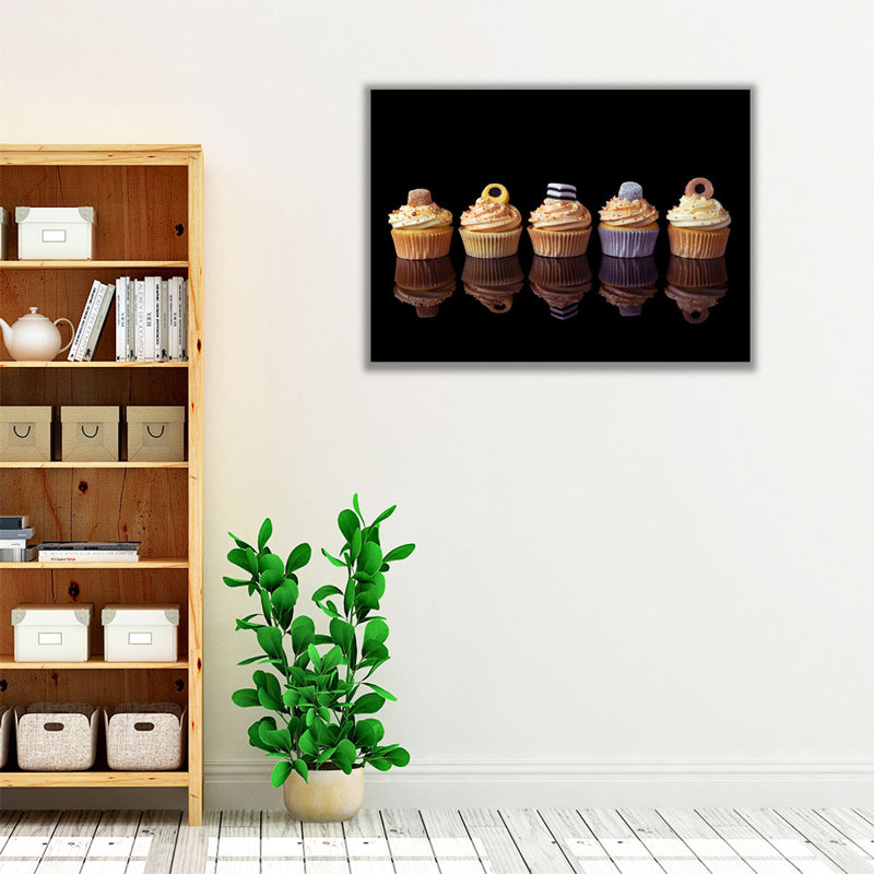 Liquorice Allsorts Cupcakes In A Row - reproduction d'art sur toile, H 24 po x l 32 po