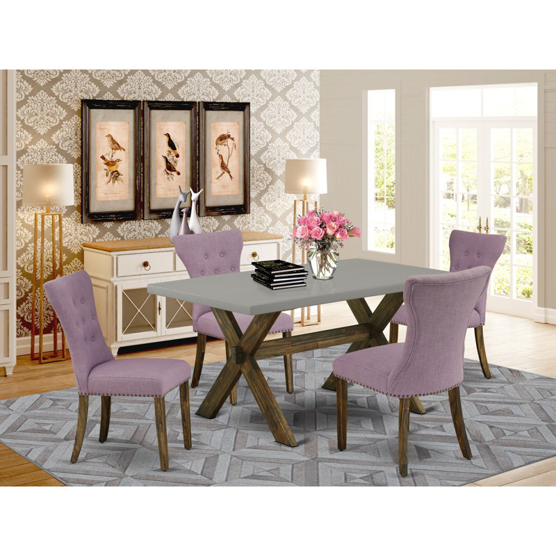 L'ensemble de table de salle à manger 5 pièces comprend une table de cuisine rectangulaire avec pieds en X et 4 chaises de salle à manger Parsons en tissu Dahlia
