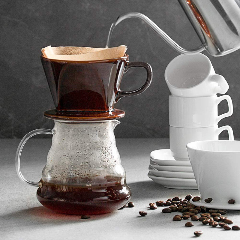 Verser sur un égouttoir à café, Brun