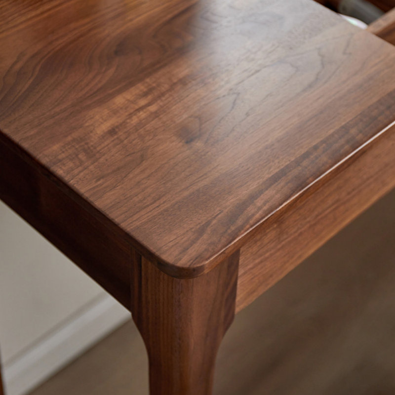 Commode en bois de noyer noir