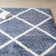 Tapis bleu à motif géométrique à treillis