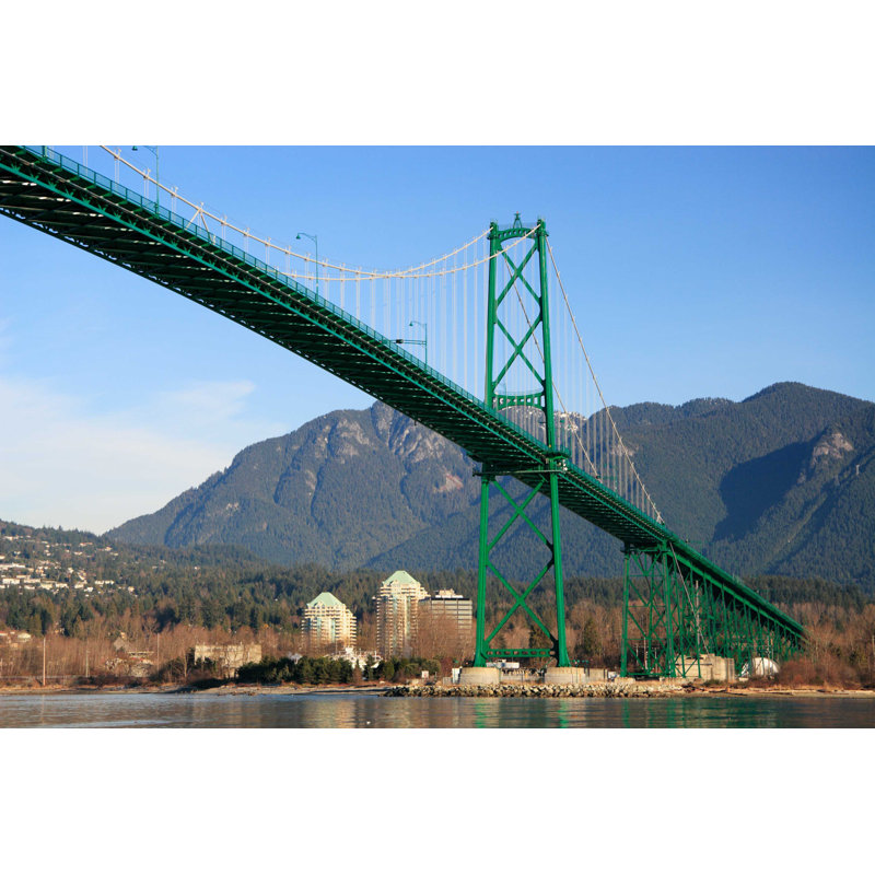 Lions Gate Bridge Over Water Against A Mountain Range - photographie sur toile tendue, H 24 po x l 36 po
