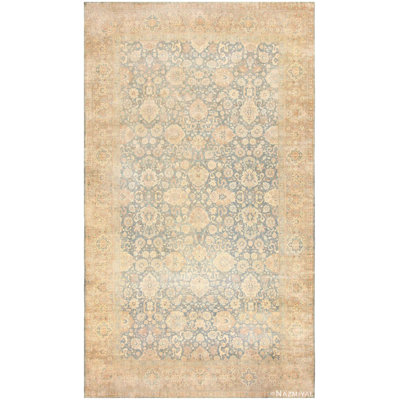 Grand tapis indien antique gris doux sur fond bleu