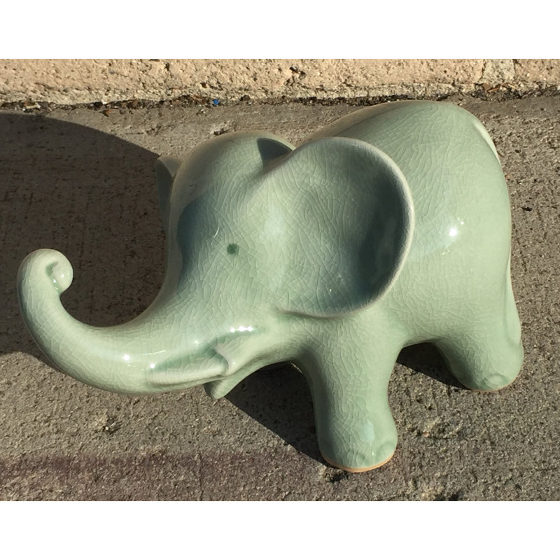 Figurine éléphant ardrie, Céladon, H 6 po x l 6 po x P 8,5 po