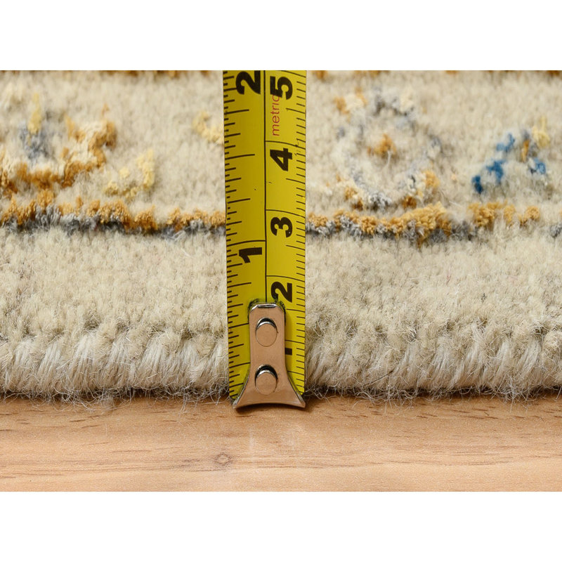 Tapis oriental beige, noué à la main 5 pi 2 po x 7 pi The SUNSET ROSETTES avec couleurs douces, laine et soie pure 857FA08190EB47D694504A9EA8A656B5