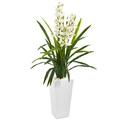 Agencement de fleurs artificielle cymbidium orchidées dans un pot de fleurs