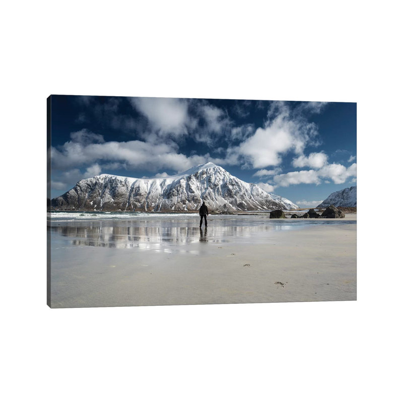«Walk Alone» par Andreas Stridsberg - photographie sur toile tendue, H 40 po x l 60 po x 1,5 po