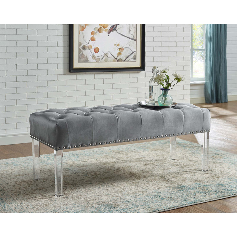 Banc rembourré en velours capitonné avec pieds en acrylique Valley, parfait pour un décor moderne et élégant