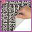 Tapis de bain noir à motif labyrinthe-129136132