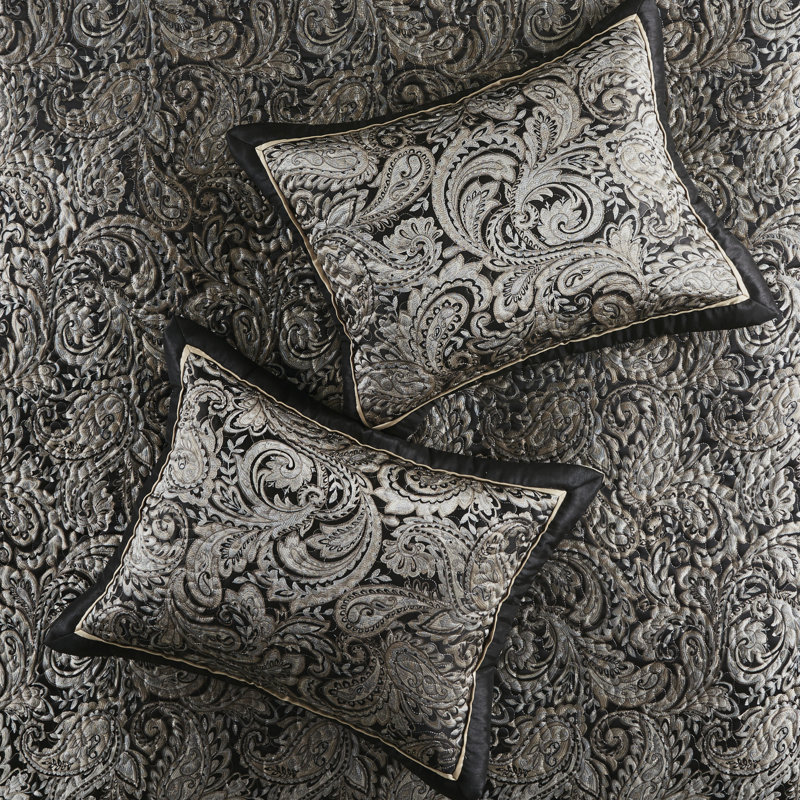 Couvre-lit noir avec coussins décoratifs pour une très grande chambre à coucher au motif magnifique