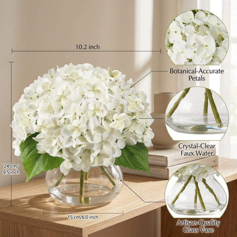 Fleurs d'hortensia artificielles dans un vase en verre avec de l'eau artificielle pour le bureau de mariage