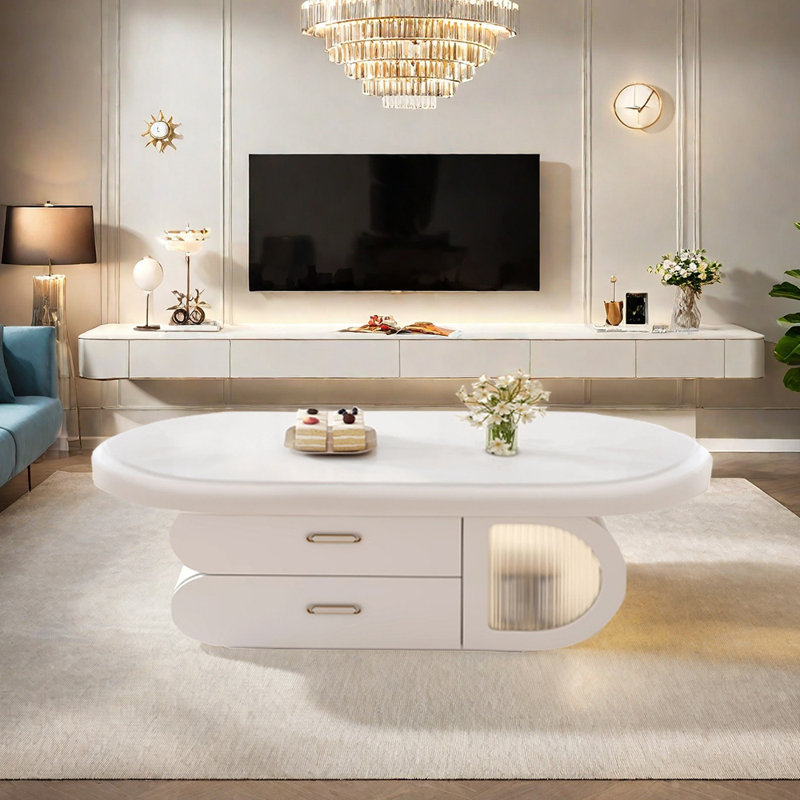 Une petite table basse de couleur crème