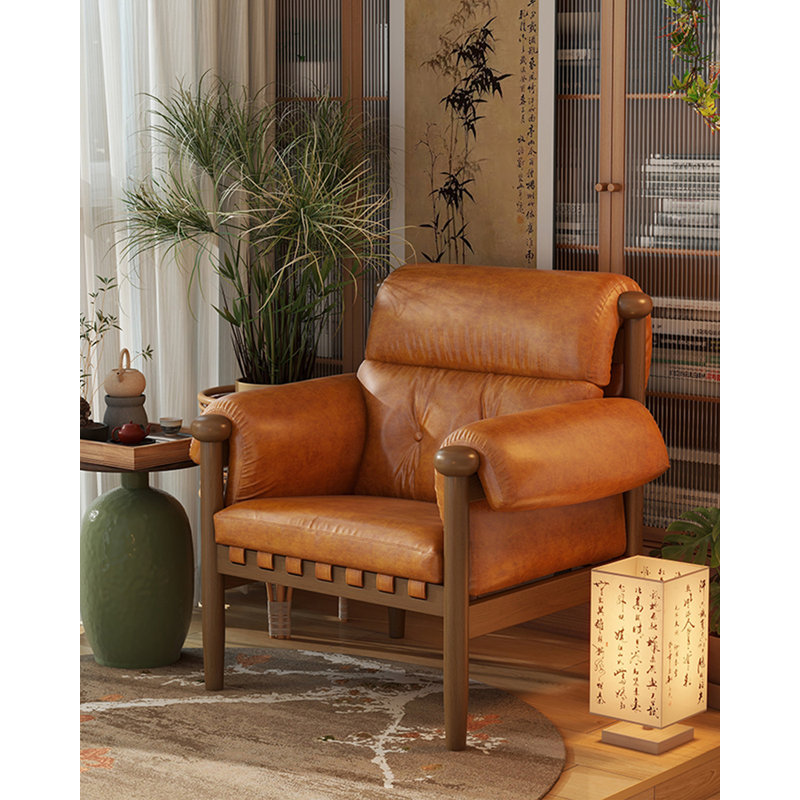 Cette chaise décorative en cuir ciré à l'huile de style ancien, avec une structure en bois, convient à une utilisation dans le salon.