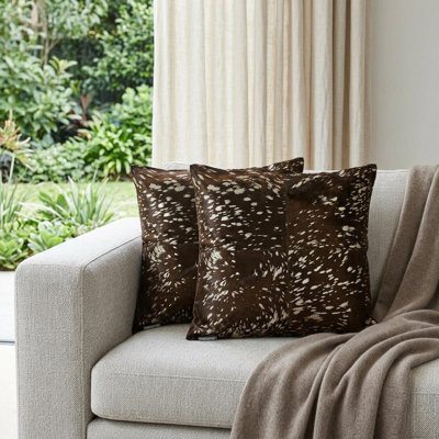 Ensemble de deux coussins décoratifs en cuir de vache 18 po chocolat et or